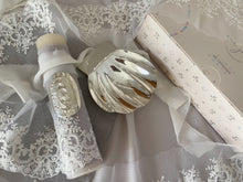 Cargar imagen en el visor de la galería, Kit Bautizo Tul Bordado Español Garden Rose con Placa Virgen de Guadalupe