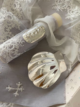 Cargar imagen en el visor de la galería, Kit Bautizo Tul Bordado Español Garden Rose con Placa Virgen de Guadalupe