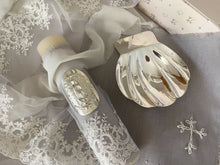 Cargar imagen en el visor de la galería, Kit Bautizo Tul Bordado Español Garden Rose con Placa Virgen de Guadalupe