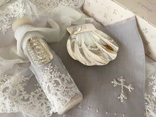 Cargar imagen en el visor de la galería, Kit Bautizo Tul Bordado Español Garden Rose con Placa Virgen de Guadalupe