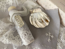 Cargar imagen en el visor de la galería, Kit Bautizo Tul Bordado Español Garden Rose con Placa Virgen de Guadalupe