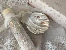 Cargar imagen en el visor de la galería, Kit Bautizo Tul Bordado Español Garden Rose con Placa Virgen de Guadalupe