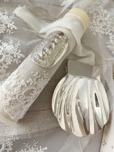 Cargar imagen en el visor de la galería, Kit Bautizo Tul Bordado Español Garden Rose con Placa Virgen de Guadalupe