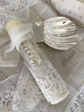 Cargar imagen en el visor de la galería, Kit Bautizo Tul Bordado Español Garden Rose con Placa Virgen de Guadalupe