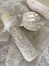 Cargar imagen en el visor de la galería, Kit Bautizo Tul Bordado Español Garden Rose con Placa Virgen de Guadalupe