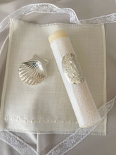 Cargar imagen en el visor de la galería, Kit Bautizo Colección Puntilla Española Placa VIRGEN GUADALUPE