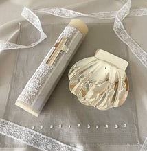 Cargar imagen en el visor de la galería, Kit Bautizo Colección Puntilla Española con placa de CRUZ en baño de Plata