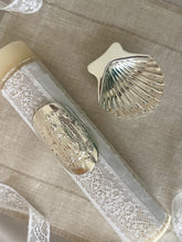 Cargar imagen en el visor de la galería, Kit Bautizo Colección Puntilla Española Placa VIRGEN GUADALUPE