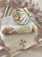 Cargar imagen en el visor de la galería, Kit Bautizo Tul Bordado Español Delicate Rose con Placa Virgen de Guadalupe