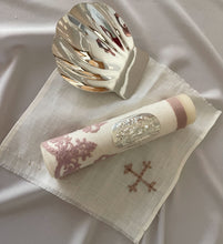 Cargar imagen en el visor de la galería, Kit Bautizo Tul Bordado Español Delicate Rose con Placa Virgen de Guadalupe