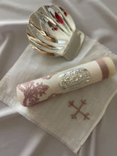 Cargar imagen en el visor de la galería, Kit Bautizo Tul Bordado Español Delicate Rose con Placa Virgen de Guadalupe