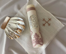 Cargar imagen en el visor de la galería, Kit Bautizo Tul Bordado Español Delicate Rose con Placa Virgen de Guadalupe