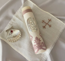 Cargar imagen en el visor de la galería, Kit Bautizo Tul Bordado Español Delicate Rose con Placa Virgen de Guadalupe