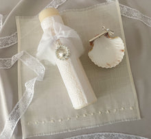 Cargar imagen en el visor de la galería, Kit Bautizo Colección Puntilla Española Medalla Virgen Guadalupe Perlas