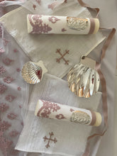 Cargar imagen en el visor de la galería, Kit Bautizo Tul Bordado Español Delicate Rose con Placa Virgen de Guadalupe