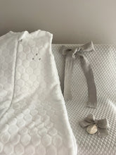 Cargar imagen en el visor de la galería, Set de Reaglo Cubre Porta BB Rombitos con Saquito Polar Burbuja