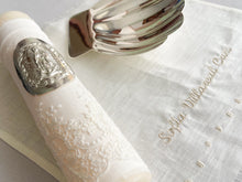 Cargar imagen en el visor de la galería, Kit Bautizo Tul Bordado Español Garden Rose con Placa Virgen de Guadalupe