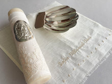 Cargar imagen en el visor de la galería, Kit Bautizo Tul Bordado Español Garden Rose con Placa Virgen de Guadalupe