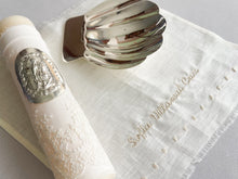 Cargar imagen en el visor de la galería, Kit Bautizo Tul Bordado Español Garden Rose con Placa Virgen de Guadalupe