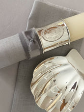 Cargar imagen en el visor de la galería, Kit Bautizo Colección Elegance con Aro e Imagen Virgen de Guadalupe Oval con Moño