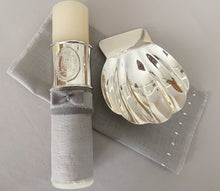 Cargar imagen en el visor de la galería, Kit Bautizo Colección Elegance con Aro e Imagen Virgen de Guadalupe Oval con Moño