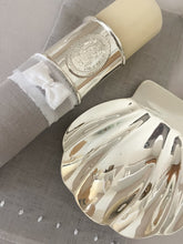 Cargar imagen en el visor de la galería, Kit Bautizo Colección Elegance con Aro e Imagen Virgen de Guadalupe Oval con Moño