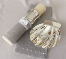 Cargar imagen en el visor de la galería, Kit Bautizo Colección Elegance con Aro e Imagen Virgen de Guadalupe Oval con Moño