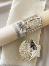 Cargar imagen en el visor de la galería, Kit Bautizo Colección Elegance con Aro e Imagen Virgen de Guadalupe Redonda con Moño