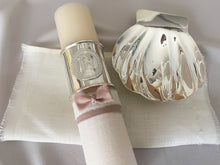 Cargar imagen en el visor de la galería, Kit Bautizo Colección Elegance con Aro e Imagen Virgen de Guadalupe Redonda con Moño