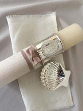 Cargar imagen en el visor de la galería, Kit Bautizo Colección Elegance con Aro e Imagen Virgen de Guadalupe Redonda con Moño