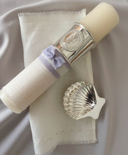 Cargar imagen en el visor de la galería, Kit Bautizo Colección Elegance con Aro e Imagen Virgen de Guadalupe Redonda con Moño