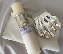 Cargar imagen en el visor de la galería, Kit Bautizo Colección Elegance con Aro e Imagen Virgen de Guadalupe Redonda con Moño