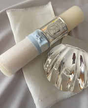 Cargar imagen en el visor de la galería, Kit Bautizo Colección Elegance con Aro e Imagen Virgen de Guadalupe Redonda con Moño