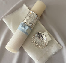 Cargar imagen en el visor de la galería, Kit Bautizo Colección Elegance con Aro e Imagen Virgen de Guadalupe Redonda con Moño