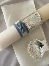 Cargar imagen en el visor de la galería, Kit Bautizo Colección Elegance con Aro e Imagen Virgen de Guadalupe Redonda con Moño