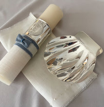 Cargar imagen en el visor de la galería, Kit Bautizo Colección Elegance con Aro e Imagen Virgen de Guadalupe Redonda con Moño