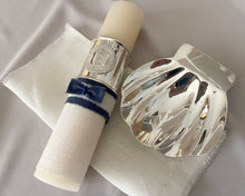 Cargar imagen en el visor de la galería, Kit Bautizo Colección Elegance con Aro e Imagen Virgen de Guadalupe Redonda con Moño