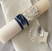 Cargar imagen en el visor de la galería, Kit Bautizo Colección Elegance con Aro e Imagen Virgen de Guadalupe Redonda con Moño