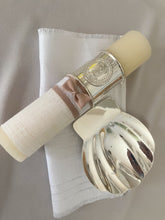 Cargar imagen en el visor de la galería, Kit Bautizo Colección Elegance con Aro e Imagen Virgen de Guadalupe Redonda con Moño