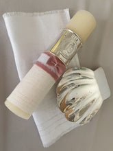 Cargar imagen en el visor de la galería, Kit Bautizo Colección Elegance con Aro e Imagen Virgen de Guadalupe Redonda con Moño