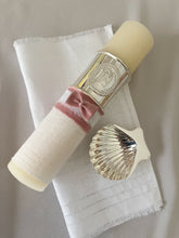 Cargar imagen en el visor de la galería, Kit Bautizo Colección Elegance con Aro e Imagen Virgen de Guadalupe Redonda con Moño