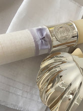 Cargar imagen en el visor de la galería, Kit Bautizo Colección Elegance con Aro e Imagen Virgen de Guadalupe Redonda con Moño