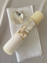 Cargar imagen en el visor de la galería, Kit Bautizo Colección Elegance con Aro e Imagen Virgen de Guadalupe Redonda con Moño