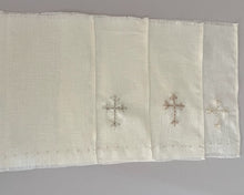 Cargar imagen en el visor de la galería, Kit Bautizo Tul Bordado Español Garden Rose con Placa Virgen de Guadalupe