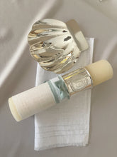 Cargar imagen en el visor de la galería, Kit Bautizo Colección Elegance con Aro e Imagen Virgen de Guadalupe Redonda con Moño