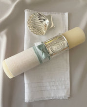 Cargar imagen en el visor de la galería, Kit Bautizo Colección Elegance con Aro e Imagen Virgen de Guadalupe Redonda con Moño