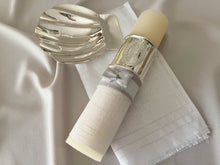 Cargar imagen en el visor de la galería, Kit Bautizo Colección Elegance con Aro e Imagen Virgen de Guadalupe Oval con Moño