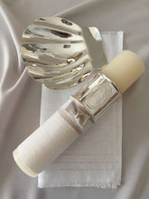 Cargar imagen en el visor de la galería, Kit Bautizo Colección Elegance con Aro e Imagen Virgen de Guadalupe Oval con Moño