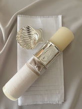 Cargar imagen en el visor de la galería, Kit Bautizo Colección Elegance con Aro e Imagen Virgen de Guadalupe Oval con Moño