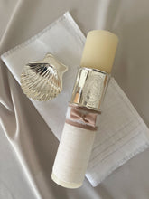 Cargar imagen en el visor de la galería, Kit Bautizo Colección Elegance con Aro e Imagen Virgen de Guadalupe Oval con Moño